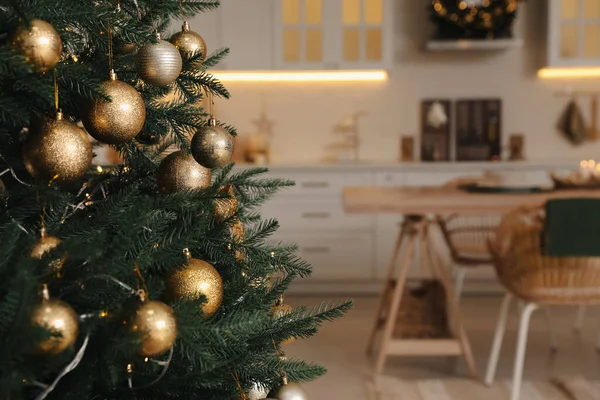 Geniş Mutfakta Güzel Bir Noel Ağacı Yakın Plan Metin Için — Stok fotoğraf