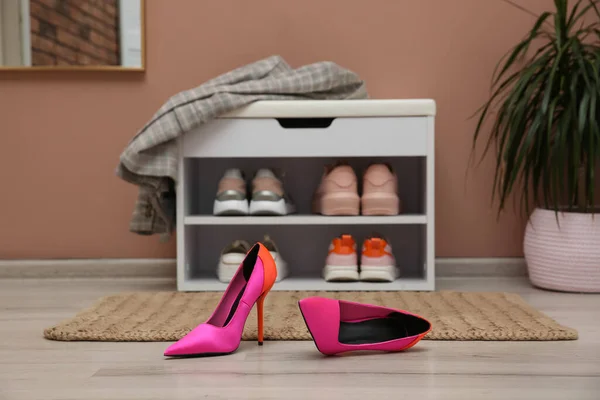 Полки Стильная Обувь Полу Холле — стоковое фото