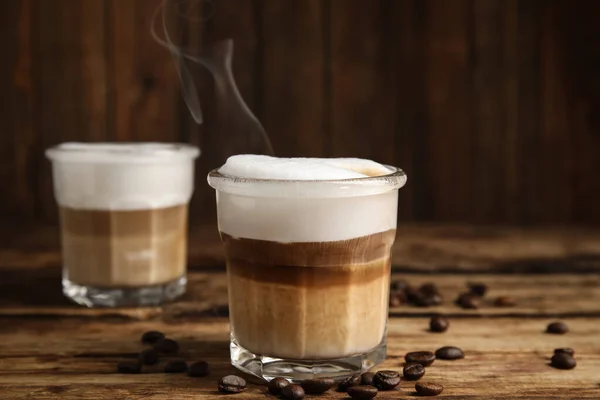 Heerlijke Latte Macchiato Koffiebonen Houten Tafel — Stockfoto