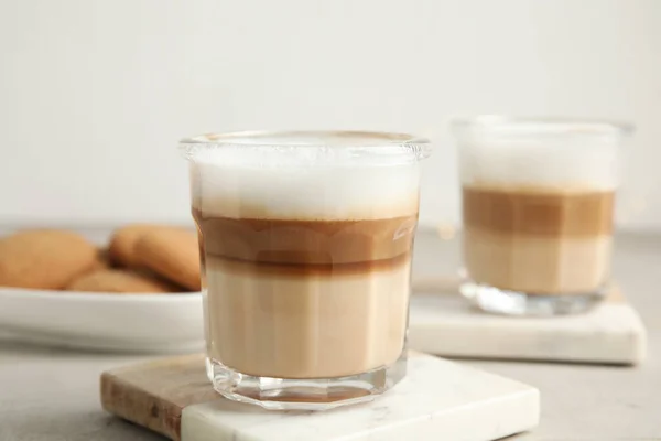 Óculos Com Delicioso Latte Macchiato Mesa Branca — Fotografia de Stock