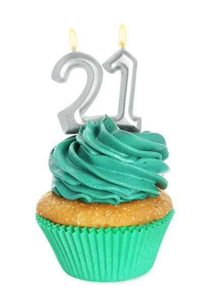 白い背景に数多くの形のキャンドルとおいしいカップケーキ 成人パーティーのお知らせ 21歳の誕生日 — ストック写真