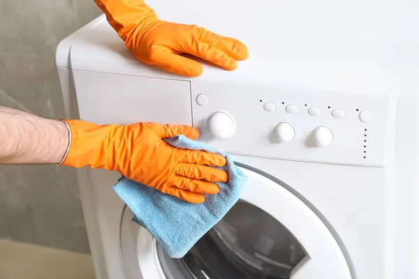 Homem Limpeza Máquina Lavar Com Pano Dentro Casa Close — Fotografia de Stock
