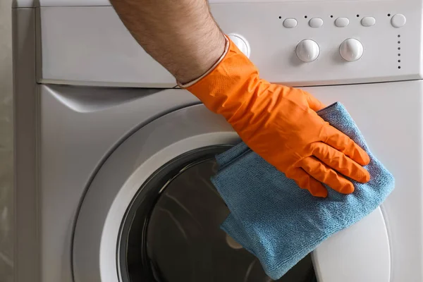 Çamaşır Makinesini Paçavrayla Temizleyen Adam Yakın Plan — Stok fotoğraf