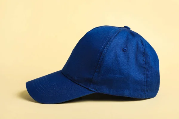 Elegante Gorra Béisbol Azul Sobre Fondo Beige — Foto de Stock