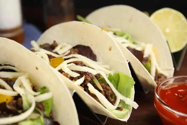 Deliciosos Tacos Con Carne Frita Queso Mesa Primer Plano — Foto de Stock