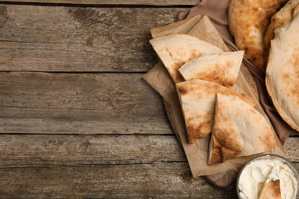 Tahta Masanın Üzerinde Taze Pita Ekmeği Krem Peynir Parçaları Metin — Stok fotoğraf
