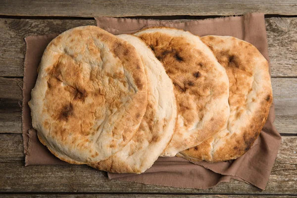 Tahta Masada Nefis Taze Pita Ekmeği Üst Manzara — Stok fotoğraf