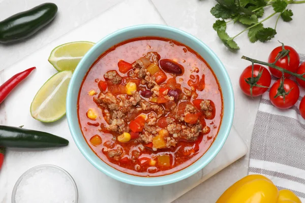 Tigela Com Chili Saboroso Con Carne Ingredientes Mesa Branca Flat — Fotografia de Stock