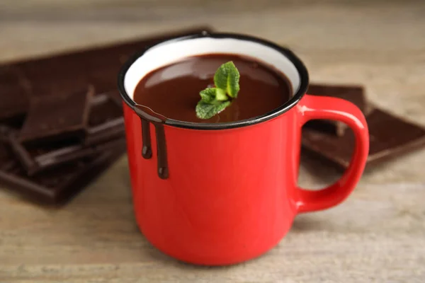 Tahta Masada Taze Nane Yapraklı Bir Fincan Lezzetli Sıcak Çikolata — Stok fotoğraf