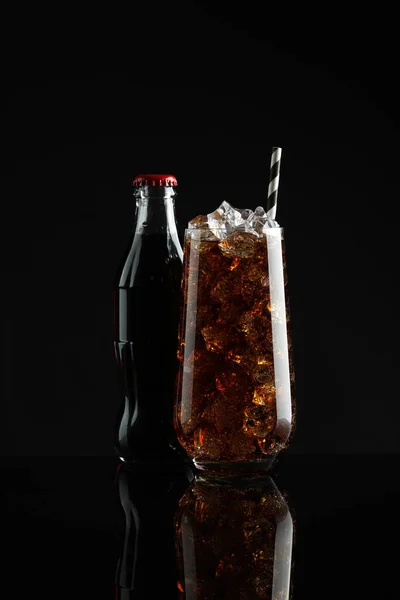 Siyah Arka Planda Bir Şişe Bir Bardak Ferahlatıcı Soda — Stok fotoğraf