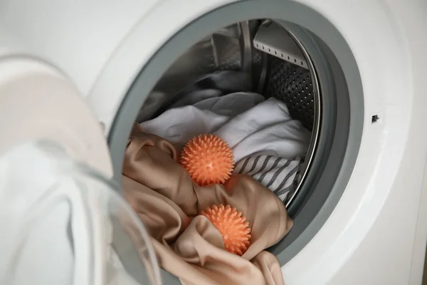 洗濯機の乾燥機ボールと服 クローズアップ — ストック写真