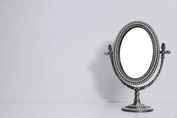 Stříbrné Vinobraní Zrcadlo Stojanem Bílém Pozadí Prostor Pro Text — Stock fotografie