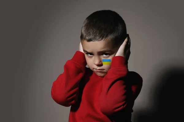 Smutny Chłopczyk Zdjęciem Ukraińskiej Flagi Policzku Jasnym Tle Powstrzymać Wojnę — Zdjęcie stockowe