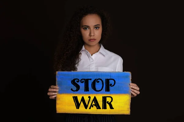 Nieszczęśliwa Afroamerykanka Trzyma Znak Frazą Stop War Czarnym Tle — Zdjęcie stockowe