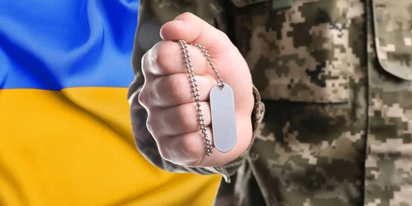 Зовнішній Вигляд Солдата Уніформі Тримає Військовий Ідентифікаційний Тег Український Прапор — стокове фото