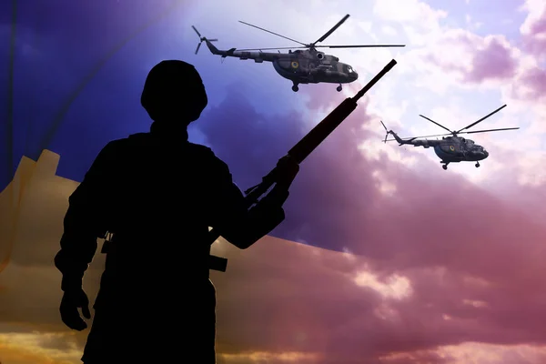 우크라이나 전쟁을 멈춰라 헬리콥터와 실루엣 군인들 있습니다 우크라이나 국기와 — 스톡 사진