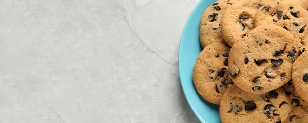 Plate Finom Csokoládé Chip Cookie Szürke Márvány Asztal Felső Nézet — Stock Fotó