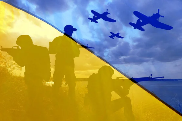 Sylwetki Żołnierzy Karabinami Szturmowymi Ukraińską Flagą Narodową Podwójna Ekspozycja — Zdjęcie stockowe
