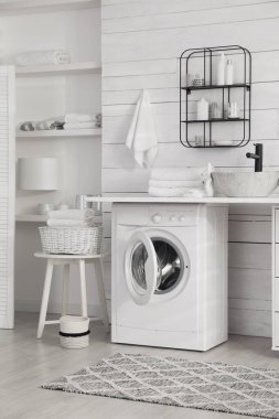 Modern çamaşır makinesiyle banyo iç dekorasyonu.