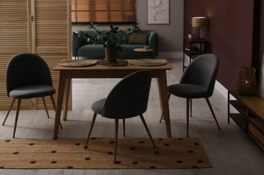 Yeni şık mobilyalarla dolu güzel bir yemek odası.