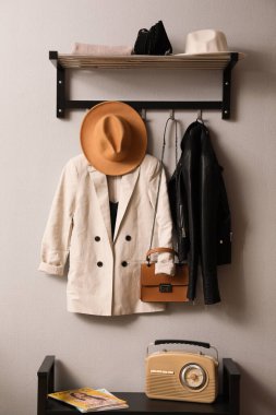 Koridorun içinde şık mobilyalar, kıyafetler ve aksesuarlar var.