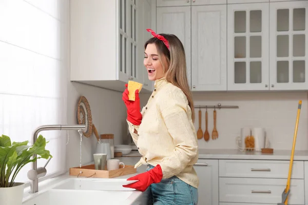 Mulher Cantando Enquanto Lava Pratos Cozinha — Fotografia de Stock