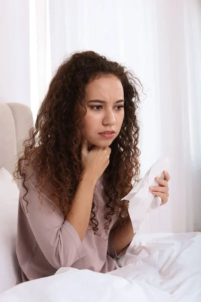 Kranke Afroamerikanerin Mit Gewebe Bett Hause — Stockfoto