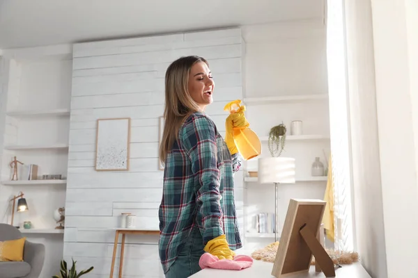 Frau Mit Sprühflasche Und Lappen Singt Beim Putzen Hause — Stockfoto