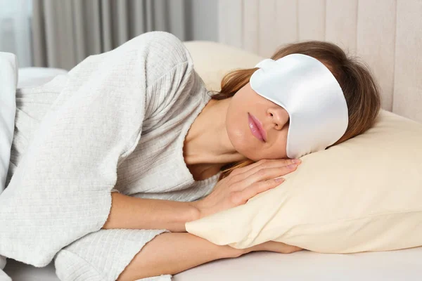 Mujer Con Máscara Dormir Cama Casa — Foto de Stock