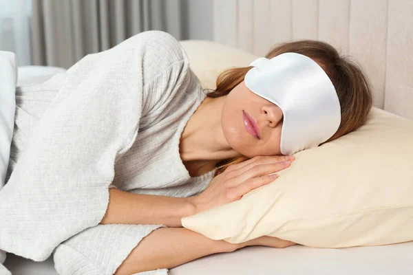 Donna Con Maschera Del Sonno Letto Casa — Foto Stock