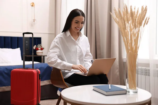 Mulher Negócios Jovem Bonita Que Trabalha Com Laptop Quarto Hotel — Fotografia de Stock