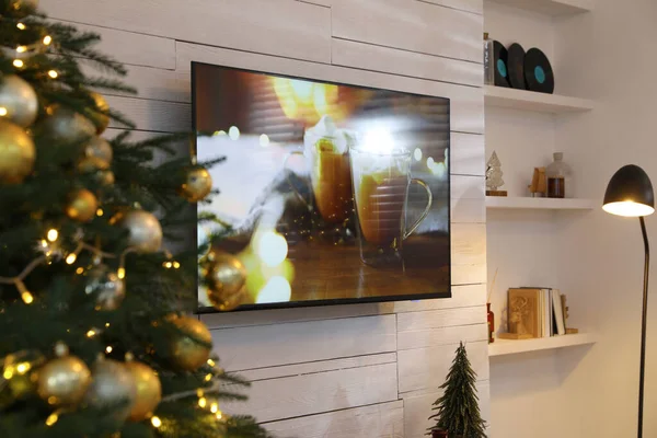 Plasma Weißer Holzwand Wohnzimmer Schön Für Weihnachten Dekoriert — Stockfoto