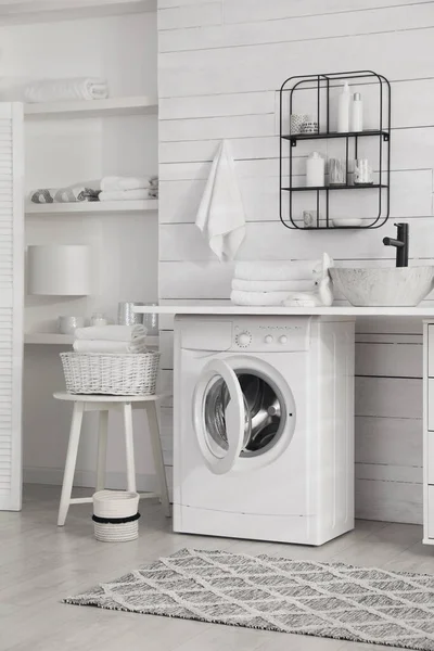 Modern çamaşır makinesiyle banyo iç dekorasyonu.