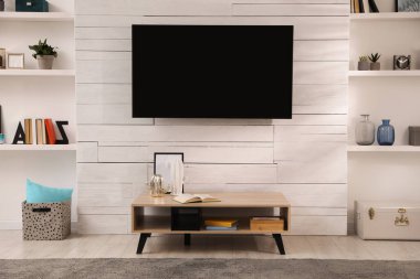 Şık dekorlar ve modern televizyonlarla dolu rahat bir oda.