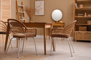 Yeni şık mobilyalarla dolu güzel bir yemek odası.