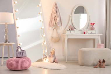Moda odasında ampulleri ve tuvalet masası olan büyük bir ayna. İç tasarım