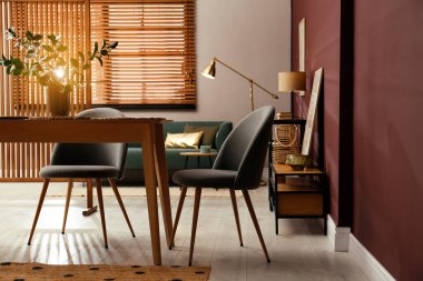 Yeni şık mobilyalarla dolu güzel bir yemek odası.