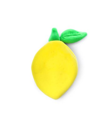 Beyaz arka planda hamurdan yapılmış sarı limon, üst görünüm