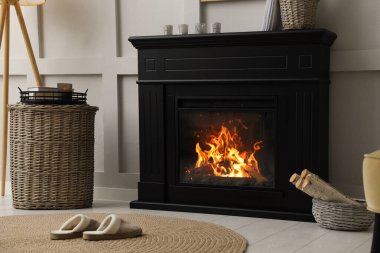 İçi elektrikli şömine ve şık mobilyalarla dolu rahat bir oda.