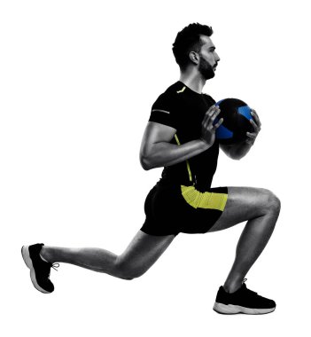 Spor yapan sporcu, beyaza izole edilmiş ilaç topuyla egzersiz yapıyor.