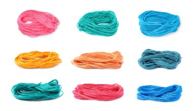 Beyaz arkaplanda çok renkli nakış iplikleri ile ayarla