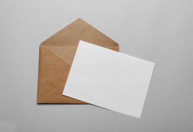 Gri arkaplanda boş harfli kahverengi zarf, üst görünüm