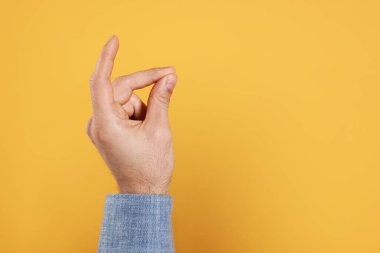 Sarı arka planda parmak şaklatan bir adam, yakın plan. Metin için boşluk
