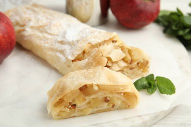 Badem ve nane aromalı lezzetli elmalı turta, yakın plan.