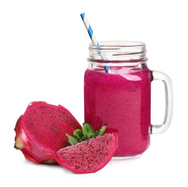 Mason kavanozunda nefis pitahaya smoothie, ejderha meyvesi ve beyaz arka planda taze nane.