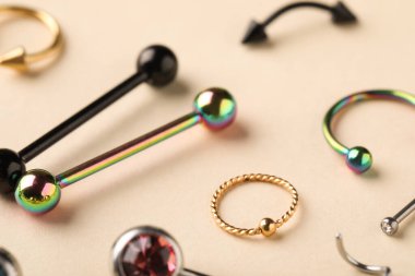Bej arka planda piercing takıları, yakın plan