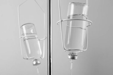 Açık gri arkaplanda IV infüzyon ayarlandı