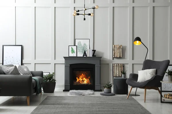 電気暖炉と快適な家具とスタイリッシュなリビングルームのインテリア — ストック写真