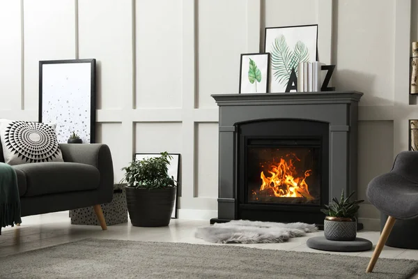 電気暖炉と快適な家具とスタイリッシュなリビングルームのインテリア — ストック写真