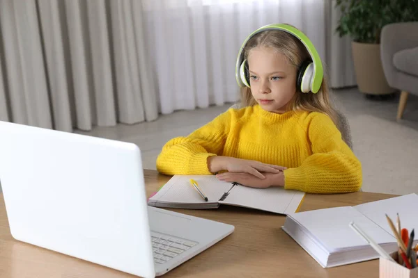 Menina Bonito Com Laptop Moderno Estudando Line Casa Learning — Fotografia de Stock